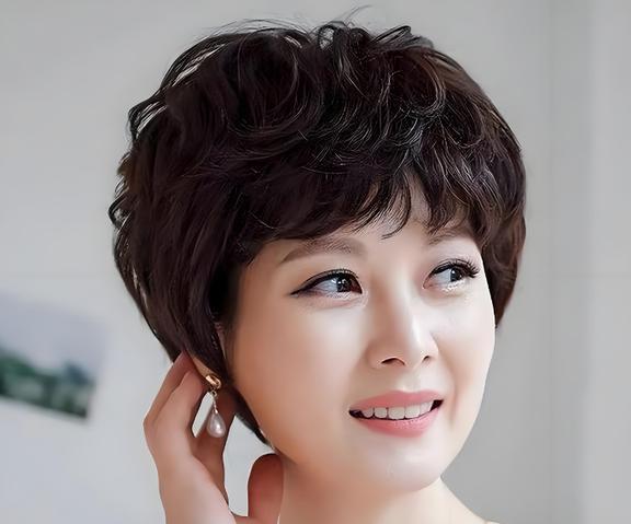 時(shí)尚變遷中的40-50歲女性發(fā)型，探索最新流行趨勢與當(dāng)代地位